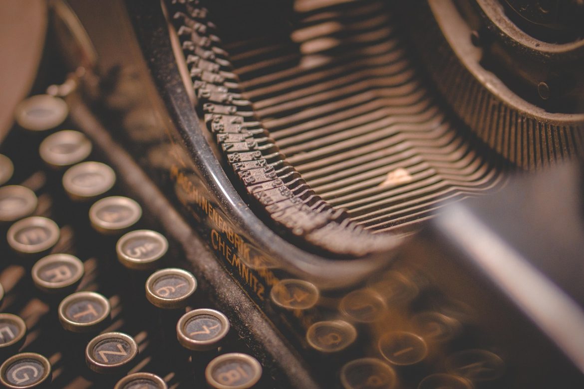 iniesta44 typewriter 5260665 1280